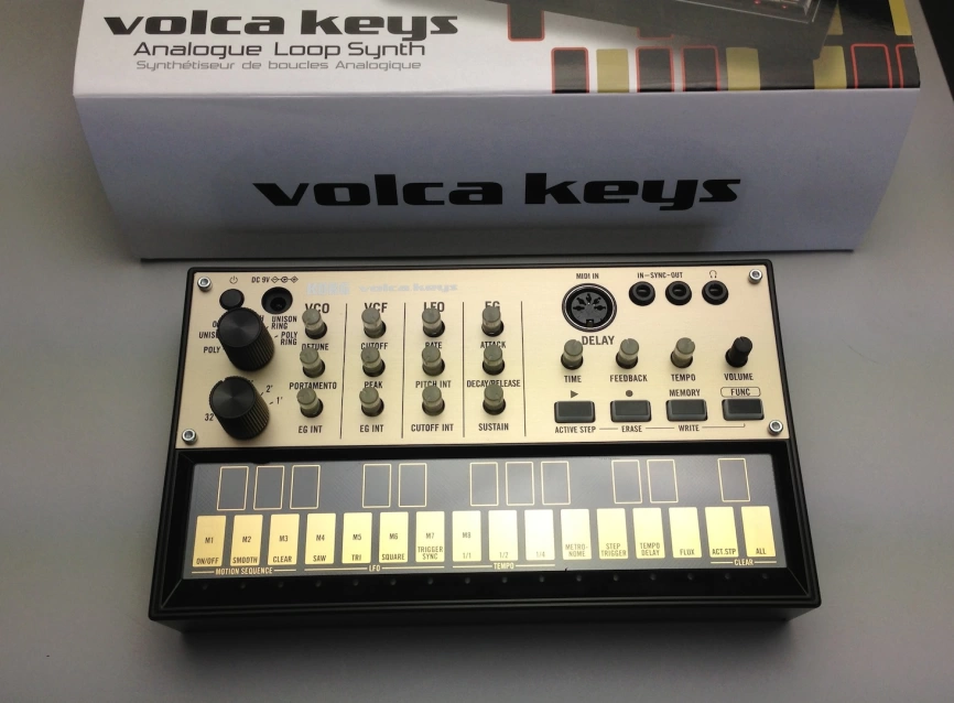 Аналоговый синтезатор KORG Volca Keys machin фото 2